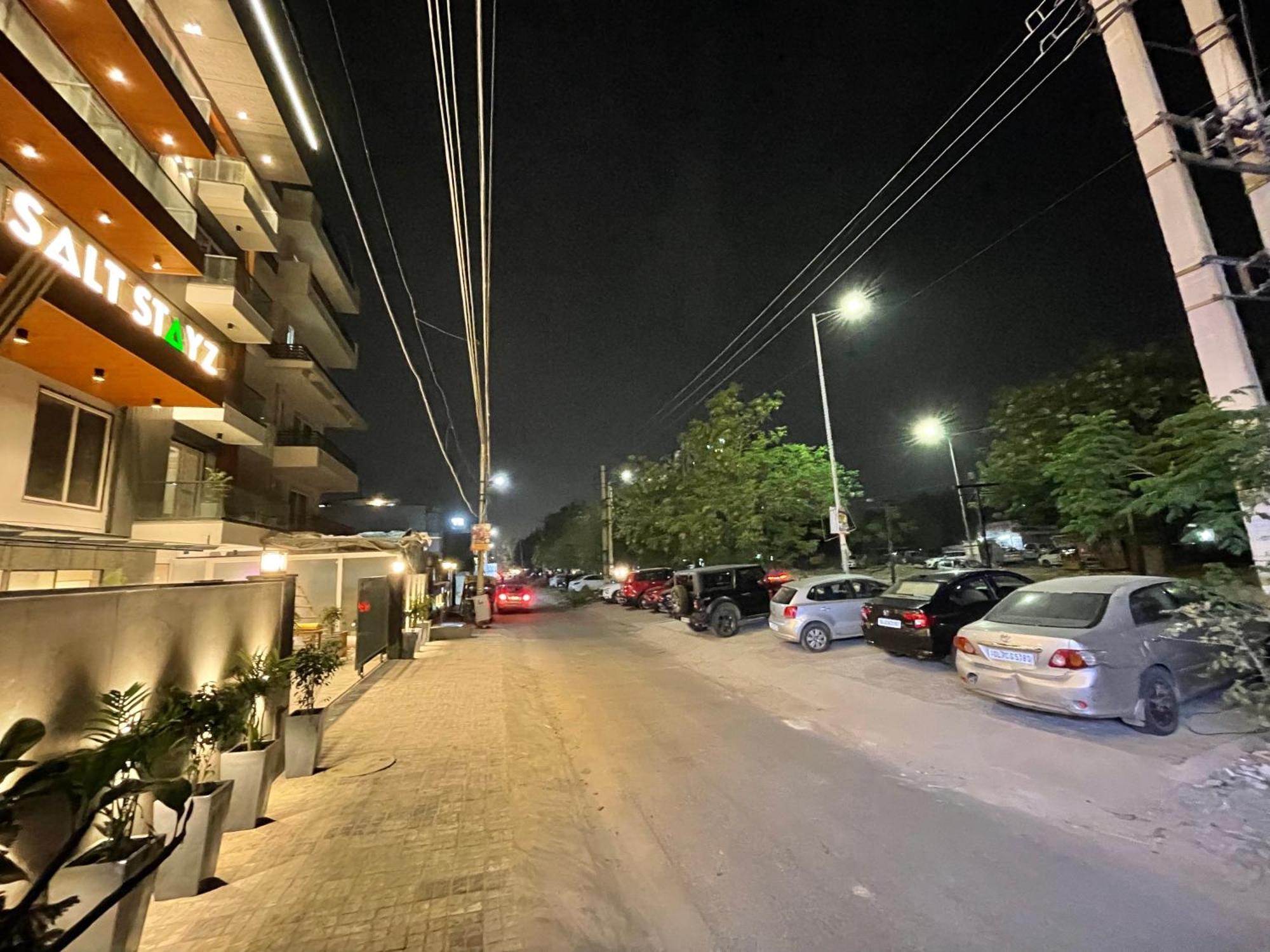Saltstayz Premier - Near Golf Course Road & Sector 57 Gurgáon Kültér fotó