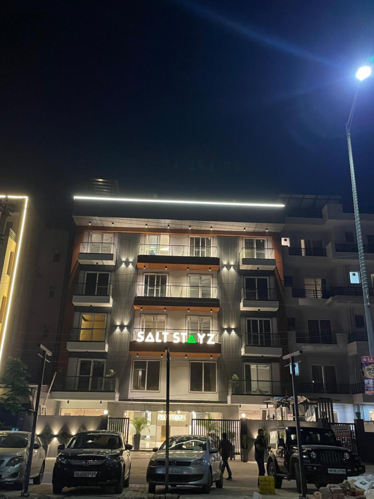 Saltstayz Premier - Near Golf Course Road & Sector 57 Gurgáon Kültér fotó