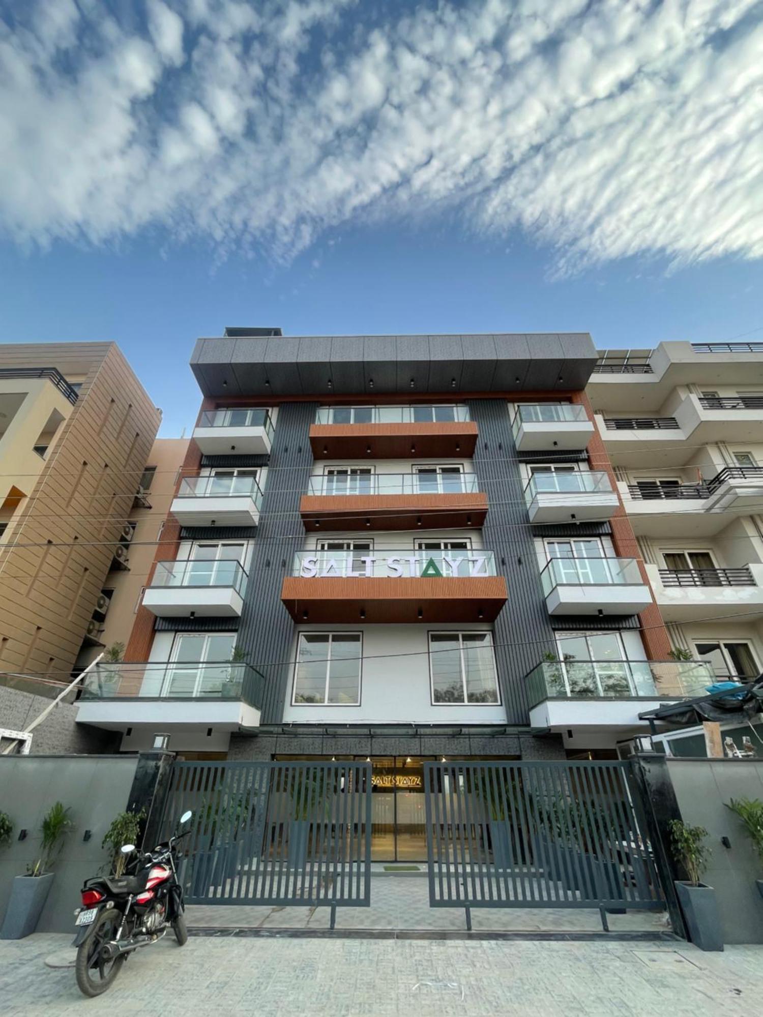 Saltstayz Premier - Near Golf Course Road & Sector 57 Gurgáon Kültér fotó